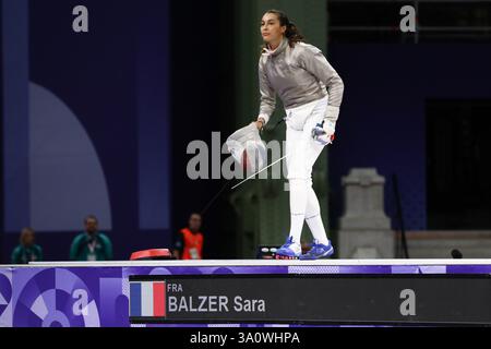 29 juillet 2024 - Paris, France : Sara Balzer, de France, réagit après avoir battu Olga Kharlan, d'Ukraine, en demi-finale individuelle Sabre pour femmes d'escrime Banque D'Images
