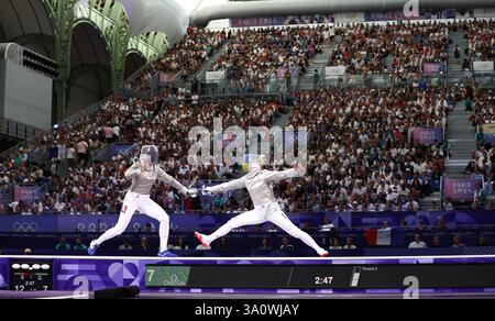 29 juillet 2024 - Paris, France : Sara Balzer de France (à gauche) et Olga Kharlan d'Ukraine (à droite) en demi-finale individuelle sabre pour femmes d'escrime Banque D'Images