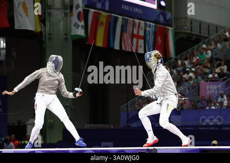 29 juillet 2024 - Paris, France : Sara Balzer de France (à gauche) et Olga Kharlan d'Ukraine (à droite) en demi-finale individuelle sabre pour femmes d'escrime Banque D'Images