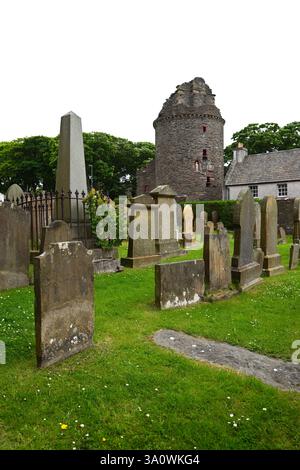 Extérieur des ruines du palais épiscopal, et cimetière de la cathédrale St Magnus Kirkwall, Orcades, Écosse Banque D'Images