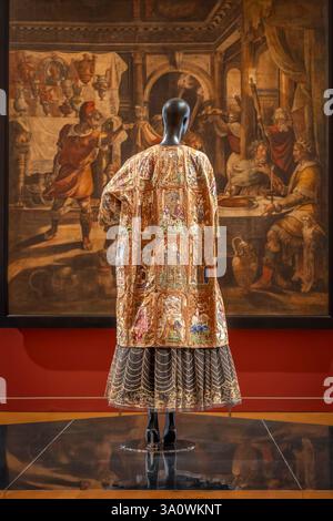 Paris, France - 03 01 2025 : le Louvre Couture. Sous couverture, Jun Takahashi Banque D'Images