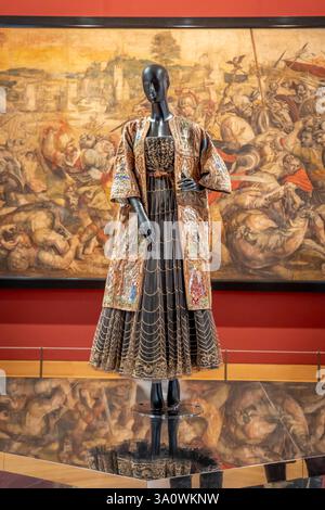 Paris, France - 03 01 2025 : le Louvre Couture. Sous couverture, Jun Takahashi Banque D'Images