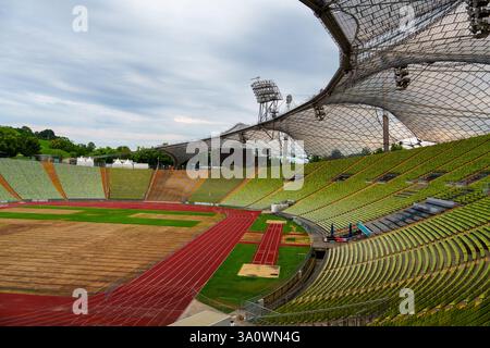 Grand stade moderne rénové avec piste de course et sièges Banque D'Images