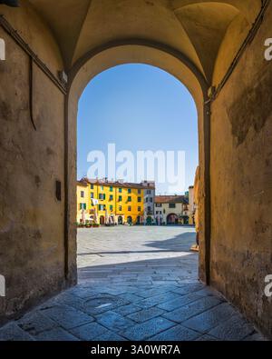Lucques, place publique historique Piazza dell'Anfiteatro depuis l'arche d'entrée. Région Toscane, Italie, Europe. Banque D'Images