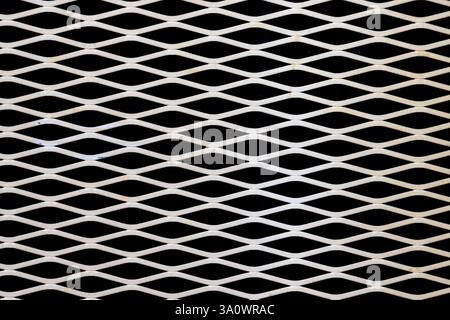 Fond géométrique de motif de grille en métal avec un motif répétitif en forme de diamant adapté aux thèmes industriels et architecturaux. Banque D'Images
