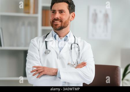 Debout dans le bureau. Docteur en vêtements formels travaille dans le cabinet. Banque D'Images