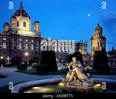 AT - VIENNE : Musée baroque d'histoire naturelle de nuit Banque D'Images