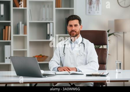 Dans l'armoire. Docteur en vêtements formels travaille. Banque D'Images