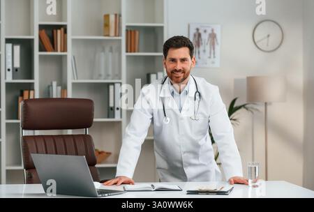 Dans l'armoire. Docteur en vêtements formels travaille. Banque D'Images