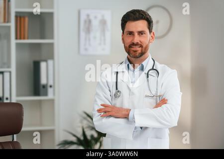 Dans l'armoire. Docteur en vêtements formels travaille. Banque D'Images