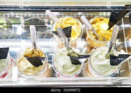 Assortiment de crème glacée dans des plateaux Banque D'Images