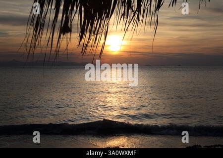 Coucher de soleil sur la mer Vouliagmeni plage Grèce Banque D'Images