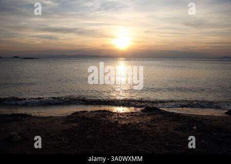 Coucher de soleil sur la mer Vouliagmeni plage Grèce Banque D'Images
