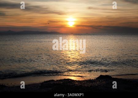Coucher de soleil sur la mer Vouliagmeni plage Grèce Banque D'Images