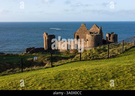 Photo de paysage côtier du château de Dunluce Banque D'Images