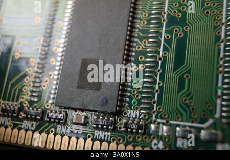 Gros plan du module électronique avec puce à semi-conducteur. Banque D'Images