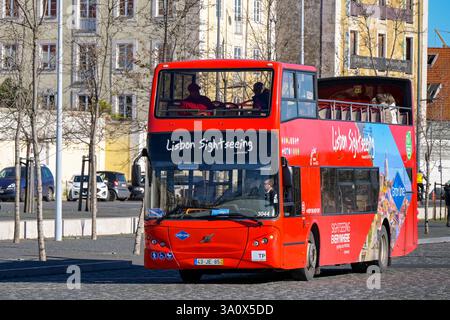 Lisbonne, Portugal, Europe - 13 janvier 2025 : bus touristique à arrêts multiples exploité par Lisbon Sightseeing conduisant sur une route près du centre-ville de Lisbonne. Banque D'Images