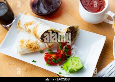 Cuisine géorgienne. Juteux lula kebab à base de viande et d'épices. Servir des plats dans le restaurant à pita Banque D'Images