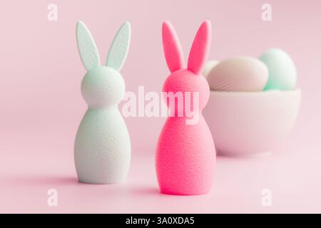 Décoration de Pâques. Oeufs colorés et lapin sur un fond rose. Banque D'Images