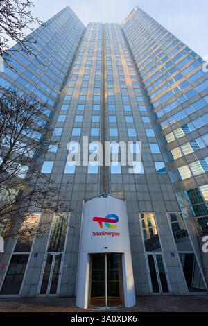 Courbevoie, France, 23 février 2025 : vue extérieure de la tour abritant le siège de la compagnie pétrolière TotalEnergies, anciennement total Banque D'Images