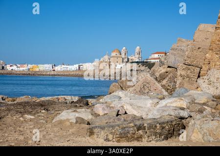 Vue panoramique sur la cathédrale de Cádiz depuis la plage de Santa María del Mar Andalousie, Espagne. Banque D'Images