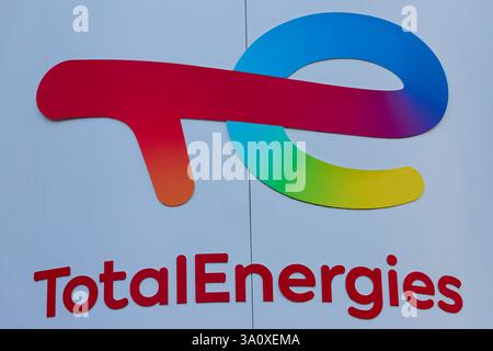 Courbevoie, France - 23 février 2025 : logo de TotalEnergies, une multinationale française intégrée de l'énergie et du pétrole, dans le business distric Banque D'Images
