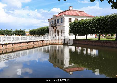 Russie, Petersburg, Peterhof, 9 juillet 2020. Sur la photo : Marly Palace dans le parc inférieur du Musée-réserve d'État de Peterhof Banque D'Images