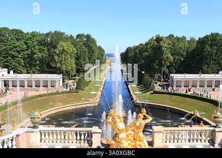 Russie, Petersburg, Peterhof, 12 juillet 2021. La photo montre la fontaine de la Grande Cascade dans le parc inférieur du Musée d'État-réserve 'Pete Banque D'Images