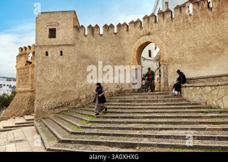 Tétouan, une ville du nord du Maroc, est surnommée «la colombe blanche» en raison de sa médina blanchie à la chaux et de ses influences culturelles espagnoles. Banque D'Images