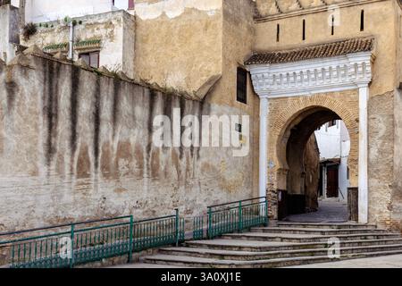 Tétouan, une ville du nord du Maroc, est surnommée «la colombe blanche» en raison de sa médina blanchie à la chaux et de ses influences culturelles espagnoles. Banque D'Images