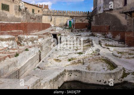 Tétouan, une ville du nord du Maroc, est surnommée «la colombe blanche» en raison de sa médina blanchie à la chaux et de ses influences culturelles espagnoles. Banque D'Images