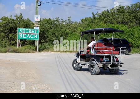Une voiturette de golf sur la route de secret Beach.Near San Pedro, Ambergris Caye. Belize Banque D'Images