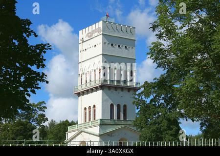 Russie, Petersburg, 10 juillet 2020, Parc Aleksandrovsky. Sur la photo la Tour Blanche dans la ville de Pouchkine Banque D'Images