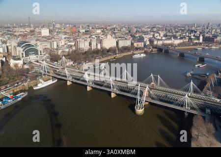 Londres, Royaume-Uni. Le pont Hungerford enjambe la Tamise, reliant la ville de Londres à la rive sud. Les navires sont amarrés à proximité. Banque D'Images