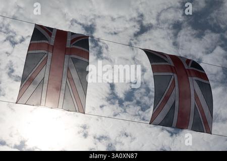 Les drapeaux de l'Union Jack volent des lignes au-dessus de la ville Banque D'Images