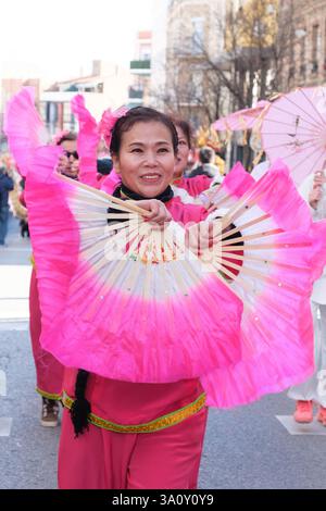 E nouvel an chinois de l'année du défilé Serpiente dans le district d'UserA, le 2 février 2025 à Madrid 2024 espagne avec : plusieurs personnes pendant le nouvel an chinois de l'année du défilé Serpiente dans le district d'UserA, le 2 février 2025 à Madrid 2024 espagne où : Madrid, Espagne quand : 02 Feb 2025 crédit : Oscar Gonzalez/WENN Banque D'Images
