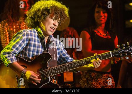 23 janvier 2015 : le guitariste Brandon 'Taz' Niederauer est invité avec George Clinton et Parliament-Funkadelic lors d'une représentation au NAMM Show à Anaheim, en Californie. Derrière lui se trouvent Kim Manning, Sheila Horne (des brides de Funkenstein) et Scottie Clinton. Banque D'Images