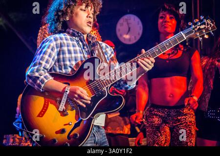 23 janvier 2015 : le guitariste Brandon 'Taz' Niederauer est invité avec George Clinton et Parliament-Funkadelic lors d'une représentation au NAMM Show à Anaheim, en Californie. Derrière lui se trouve Scottie Clinton. Banque D'Images