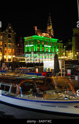 Cette vue aérienne d'Amsterdam, aux pays-Bas, met en valeur ses maisons emblématiques sur le canal, son architecture néerlandaise et ses excursions en bateau le long du front de mer, capturant le c Banque D'Images