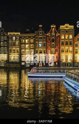 Cette vue aérienne d'Amsterdam, aux pays-Bas, met en valeur ses maisons emblématiques sur le canal, son architecture néerlandaise et ses excursions en bateau le long du front de mer, capturant le c Banque D'Images