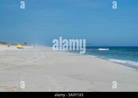 Vue est de la plage large, vide et expansive Praia Seca rivage avec les eaux bleues de l'océan Atlantique à l'arrière sous l'après-midi d'été ensoleillé ciel bleu clair. Banque D'Images