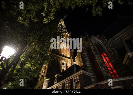 Historique Oude Kerk avec fenêtres rouges la nuit - Amsterdam, pays-Bas Banque D'Images