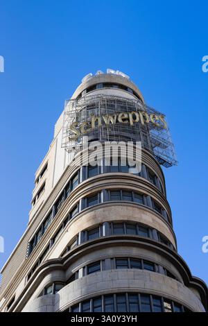 Madrid, Espagne. 03 février 2025. Carrion ou Capitole avec panneau de boissons Schweppes dans sa façade. Gran via Avenue Banque D'Images