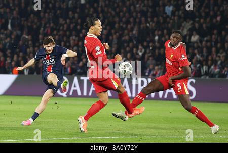 Paris, France. 5 mars 2025. Khvicha Kvaratskhelia (l) du Paris Saint-Germain tire lors de la manche de la Ligue des Champions de l'UEFA du 16e match de 1ère manche entre le Paris Saint-Germain (PSG) et le Liverpool FC au stade du Parc des Princes à Paris, France, le 5 mars 2025. Crédit : Gao Jing/Xinhua/Alamy Live News Banque D'Images