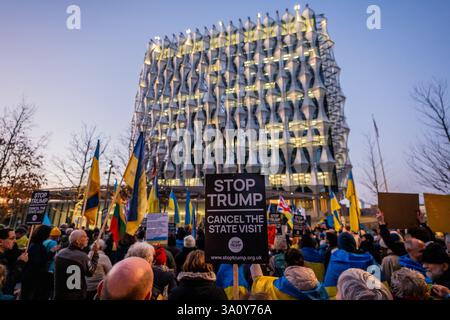 Londres, Royaume-Uni. 05 mars 2025. Les partisans pro-ukrainiens tiennent des pancartes et des drapeaux pendant le rassemblement devant l'ambassade des États-Unis. Des centaines de partisans pro-ukrainiens ont protesté contre la décision du président Trump de suspendre l'aide militaire à l'Ukraine à la suite de sa rencontre désastreuse avec le président Zelensky à la Maison Blanche. (Photo de Lab Ky Mo/SOPA images/SIPA USA) crédit : SIPA USA/Alamy Live News Banque D'Images