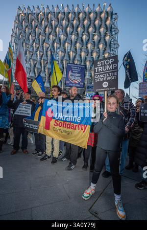 Londres, Royaume-Uni. 05 mars 2025. Les partisans pro-ukrainiens tiennent des pancartes et des drapeaux pendant le rassemblement devant l'ambassade des États-Unis. Des centaines de partisans pro-ukrainiens ont protesté contre la décision du président Trump de suspendre l'aide militaire à l'Ukraine à la suite de sa rencontre désastreuse avec le président Zelensky à la Maison Blanche. (Photo de Lab Ky Mo/SOPA images/SIPA USA) crédit : SIPA USA/Alamy Live News Banque D'Images