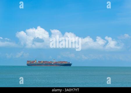 Un grand porte-conteneurs se déplace sur la mer de Vung Tau, Vietnam Banque D'Images