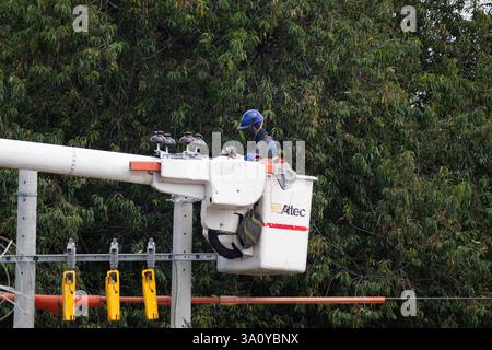 BOGOTA, COLOMBIE - 05 MARS 2025 un travailleur de l'énergie de la compagnie bogota qui effectue des travaux d'entretien à l'intérieur du toit d'un camion-grue Banque D'Images