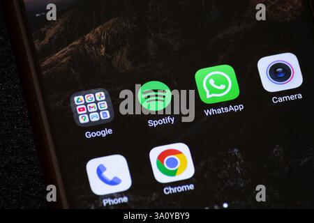 BOGOTA, COLOMBIE - 05 MARS 2025 Macro photo d'un smartphone avec l'icône de l'application spotify Banque D'Images