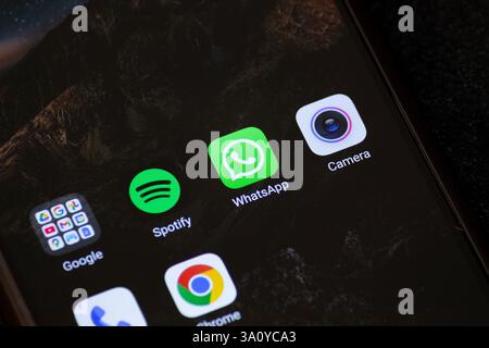 BOGOTA, COLOMBIE - 05 MARS 2025 Macro photo d'un smartphone avec icône WhatsApp Banque D'Images